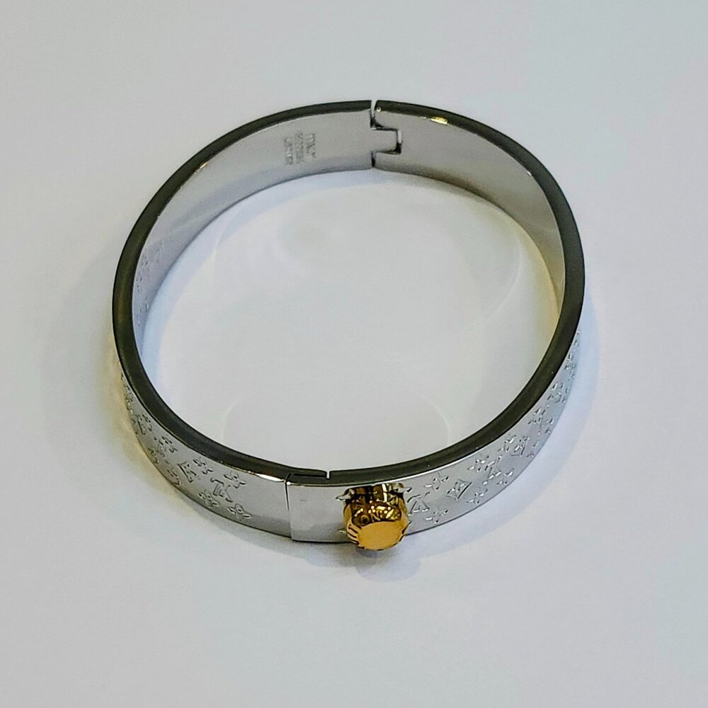 Monogramed Top Label Inspired Silver Colored Clasp Bracelet That Opens Wide NWOT - Picture 2 of 7